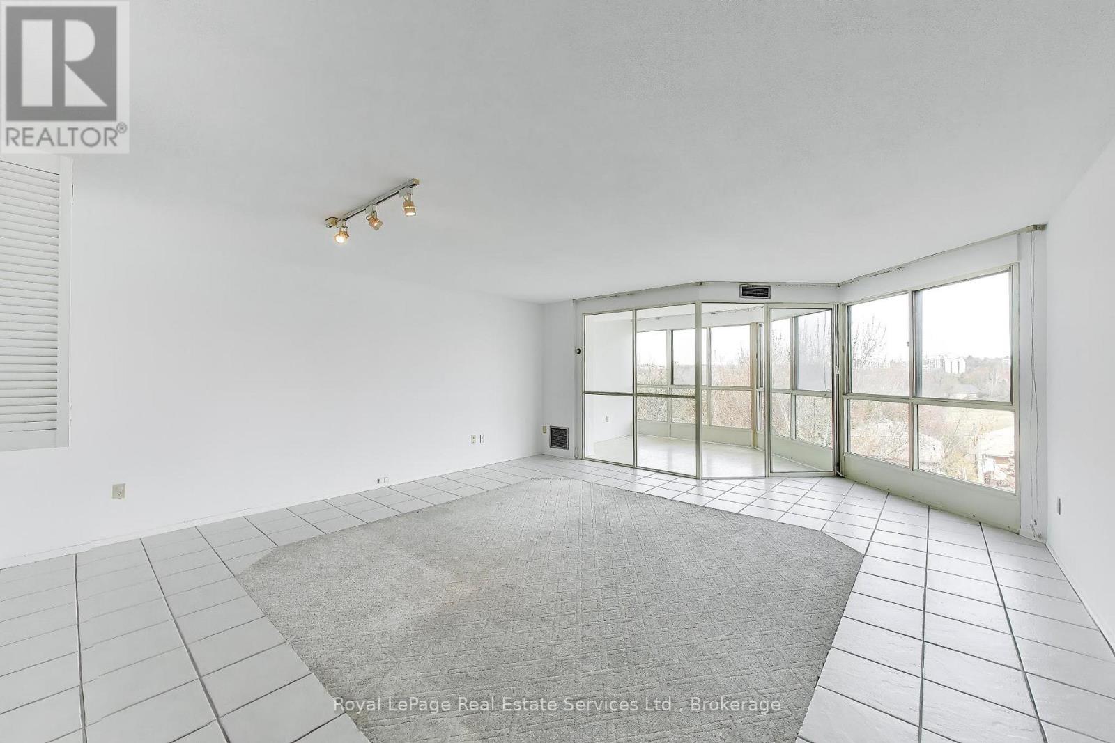 611 - 5 Weldrick Road W, Richmond Hill, Ontario  L4C 8S9 - Photo 2 - N12925372