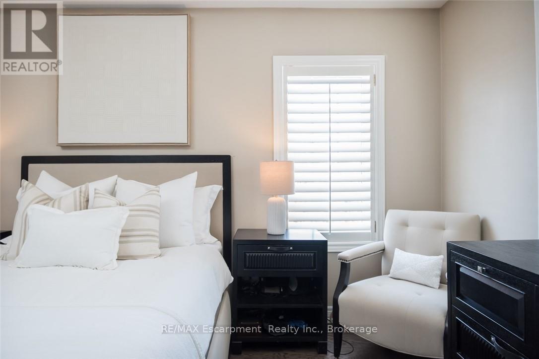 2454 Longridge Crescent, Oakville, Ontario  L6H 6N8 - Photo 28 - W12925374