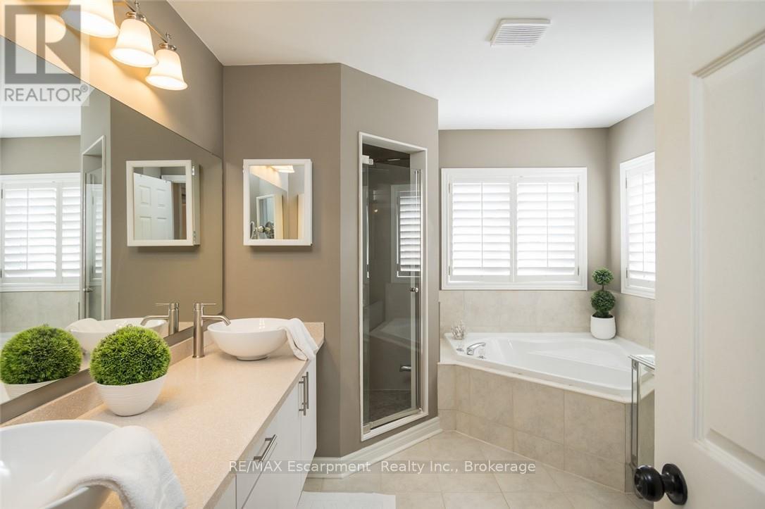 2454 Longridge Crescent, Oakville, Ontario  L6H 6N8 - Photo 29 - W12925374