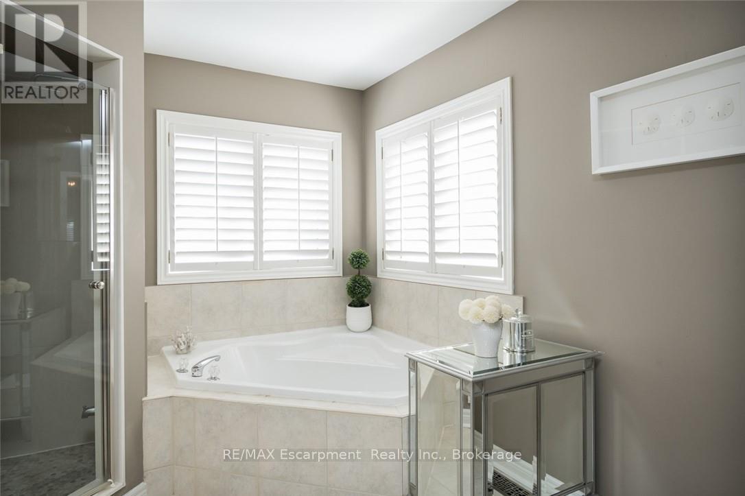 2454 Longridge Crescent, Oakville, Ontario  L6H 6N8 - Photo 30 - W12925374