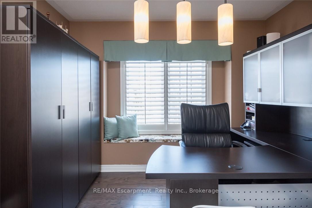 2454 Longridge Crescent, Oakville, Ontario  L6H 6N8 - Photo 34 - W12925374