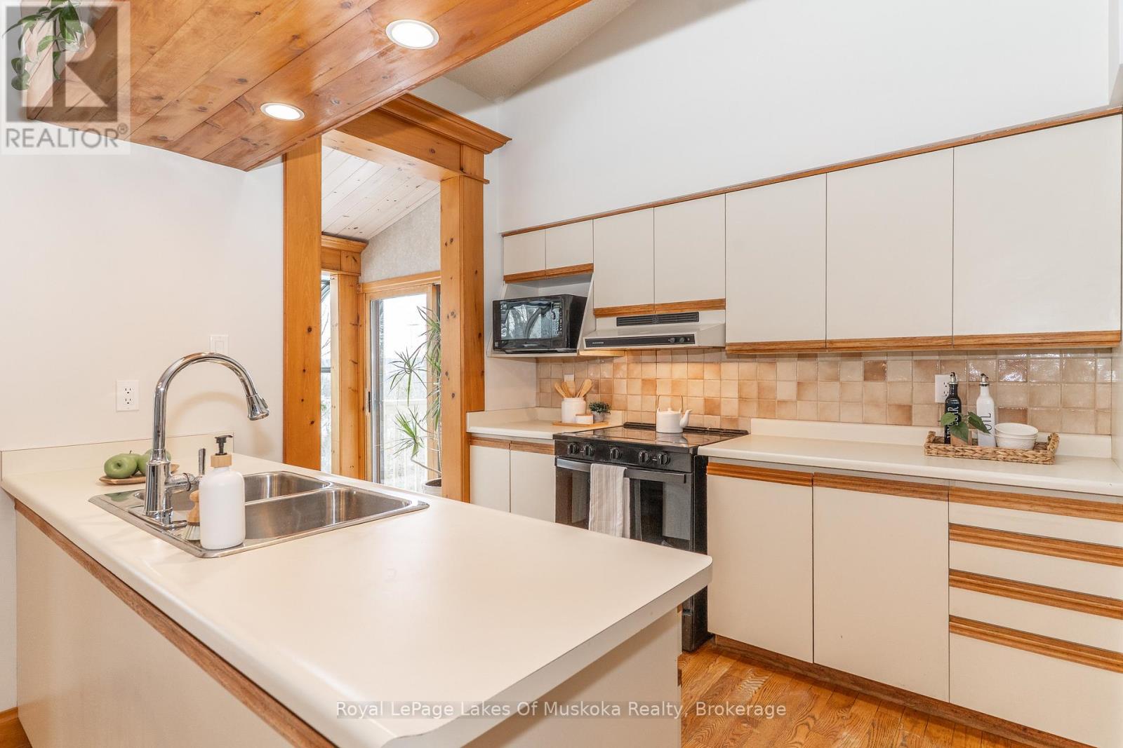 35 Westvale Drive, Bracebridge (Monck (Bracebridge)), Ontario  P1L 1B5 - Photo 12 - X12925330