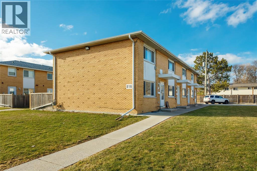 816 Wellington Street, Sarnia, Ontario  N7T 1J5 - Photo 3 - 26006308