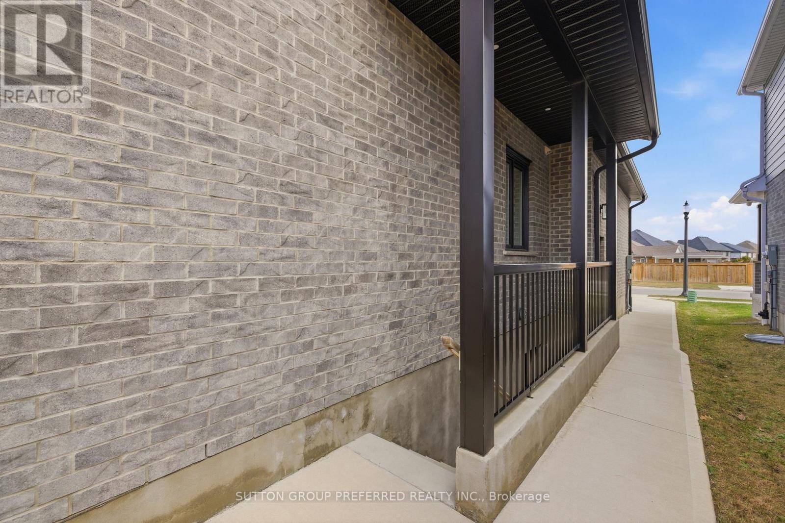 105 Harvest Lane, Thames Centre, Ontario  N0L 1G2 - Photo 42 - X12925168