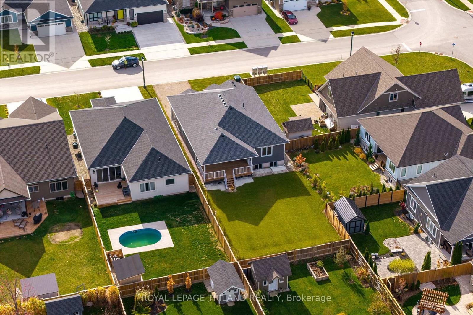 24 Brooklawn Drive, Lambton Shores, Ontario  N0M 1T0 - Photo 49 - X12925340