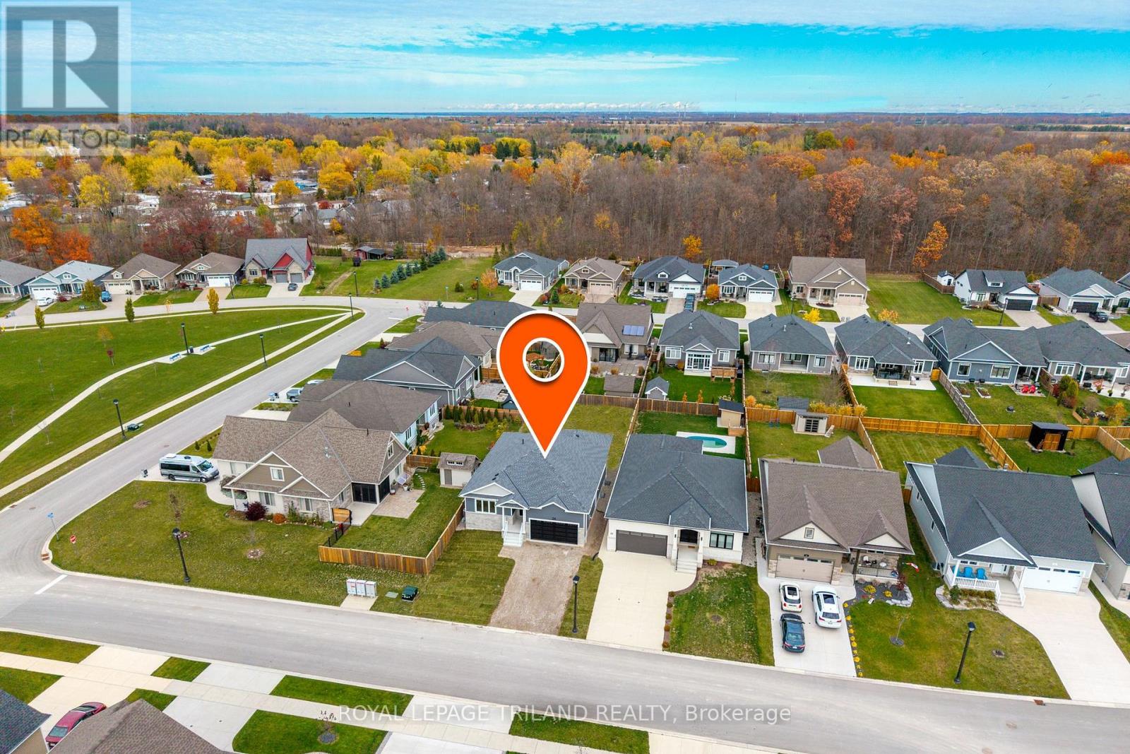 24 Brooklawn Drive, Lambton Shores, Ontario  N0M 1T0 - Photo 5 - X12925340