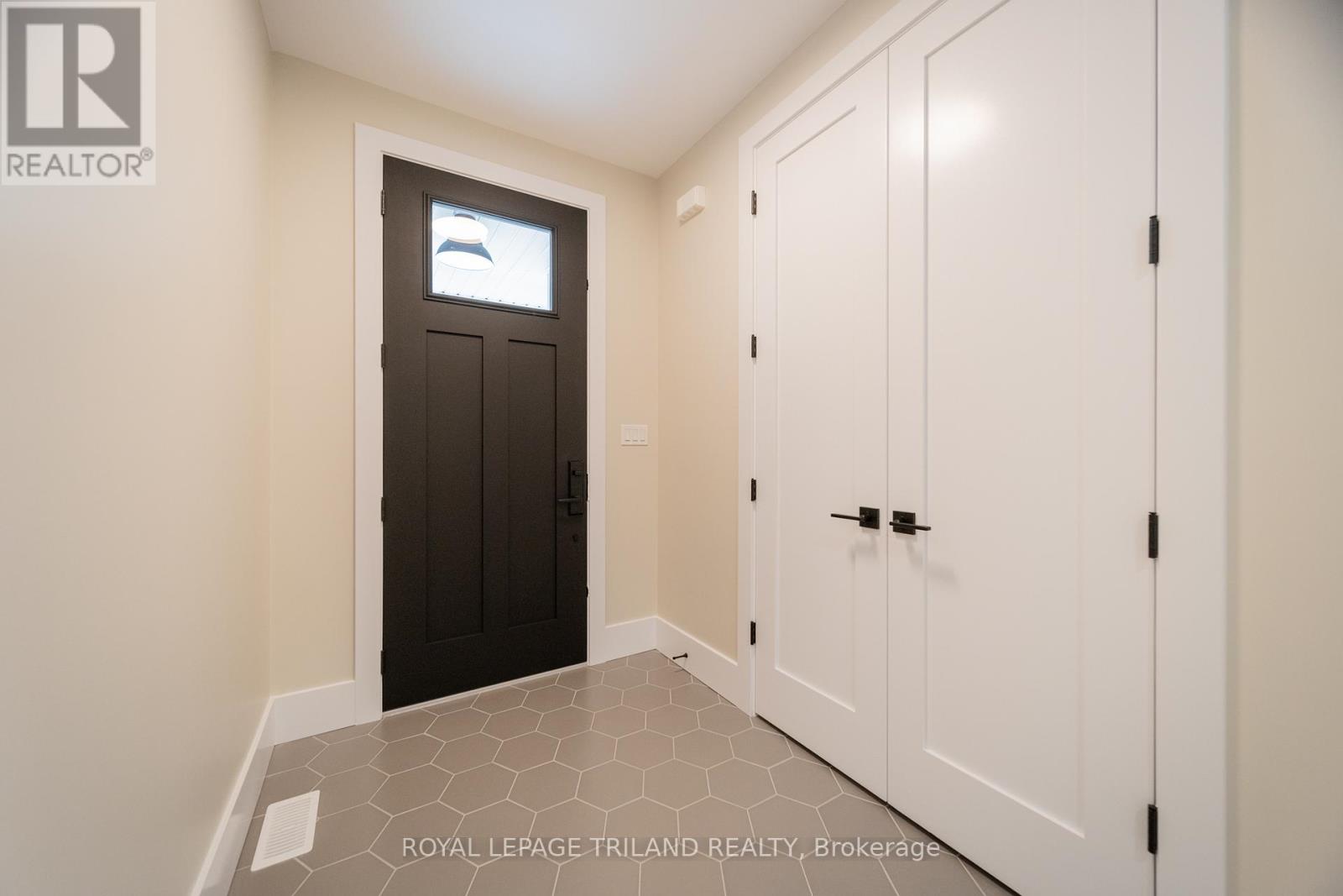 24 Brooklawn Drive, Lambton Shores, Ontario  N0M 1T0 - Photo 8 - X12925340