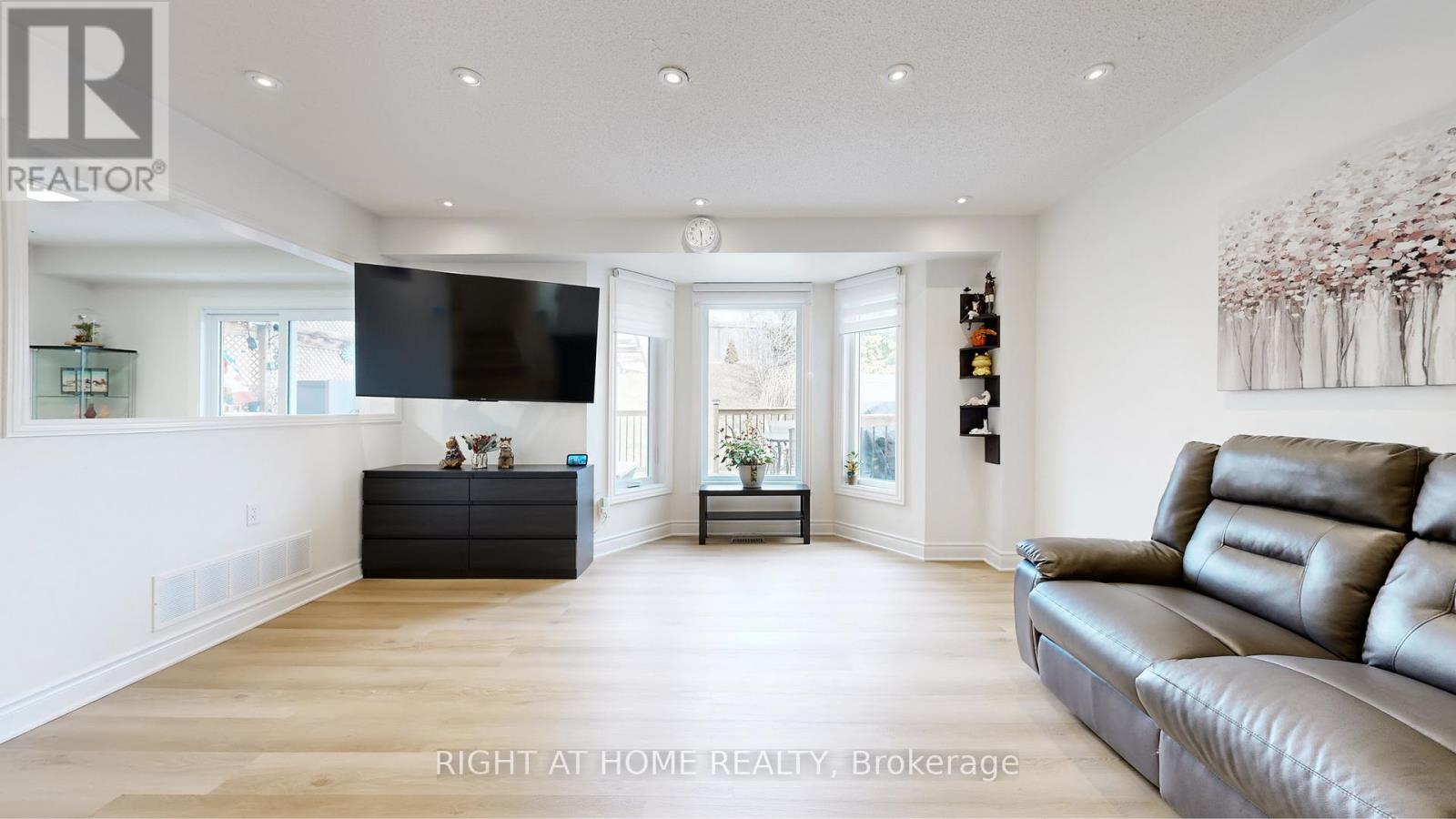 559 Walpole Crescent, Newmarket (Stonehaven-Wyndham), Ontario  L3X 2B5 - Photo 3 - N12925084