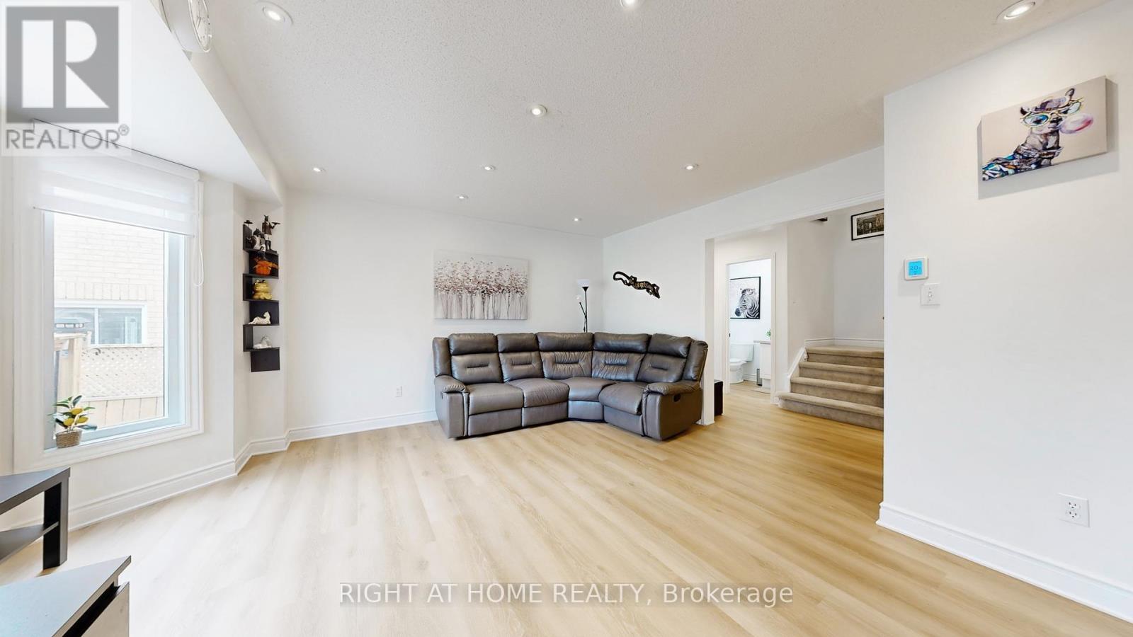 559 Walpole Crescent, Newmarket (Stonehaven-Wyndham), Ontario  L3X 2B5 - Photo 4 - N12925084