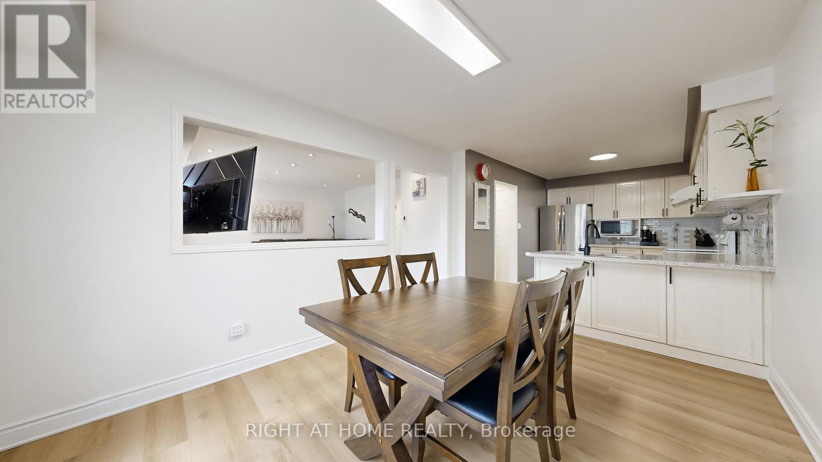 559 Walpole Crescent, Newmarket (Stonehaven-Wyndham), Ontario  L3X 2B5 - Photo 6 - N12925084