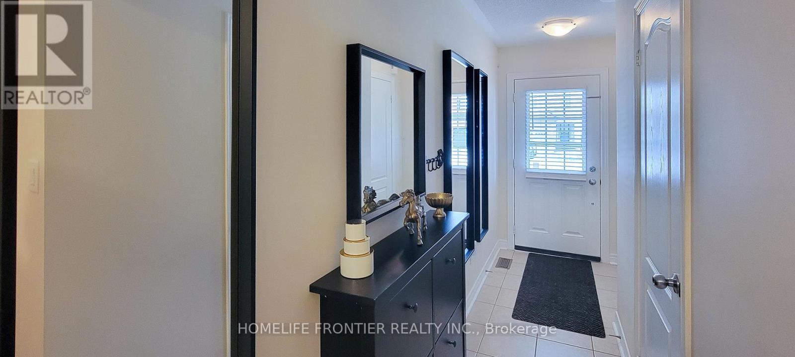 43 Sundragon Trail, Bradford West Gwillimbury (Bradford), Ontario  L3Z 0H4 - Photo 3 - N12925160