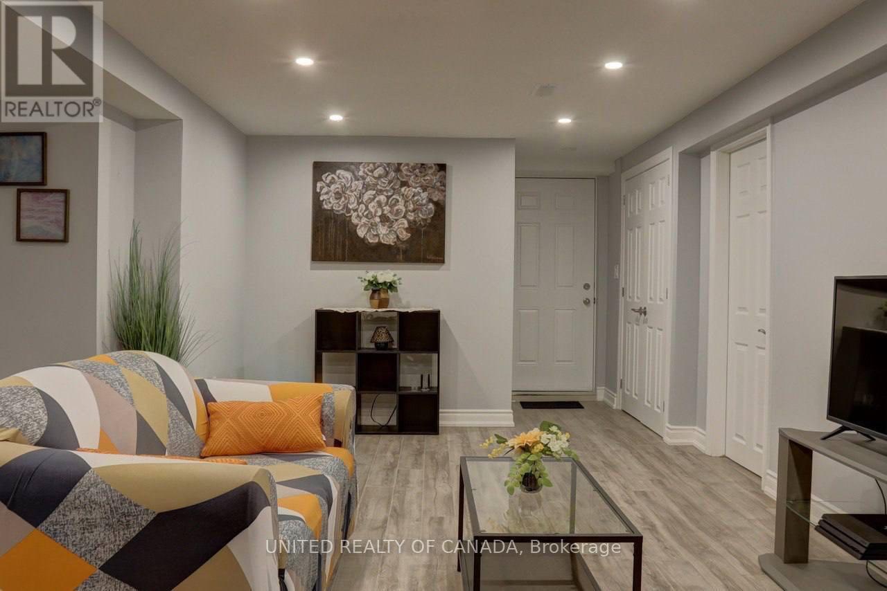 196 Mccaffrey Road, Newmarket, Ontario  L3X 1J9 - Photo 2 - N12925358