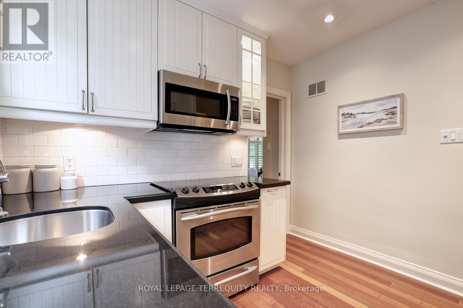 20 Elderidge Avenue, Toronto (Stonegate-Queensway), Ontario  M8Y 2C5 - Photo 13 - W12925110