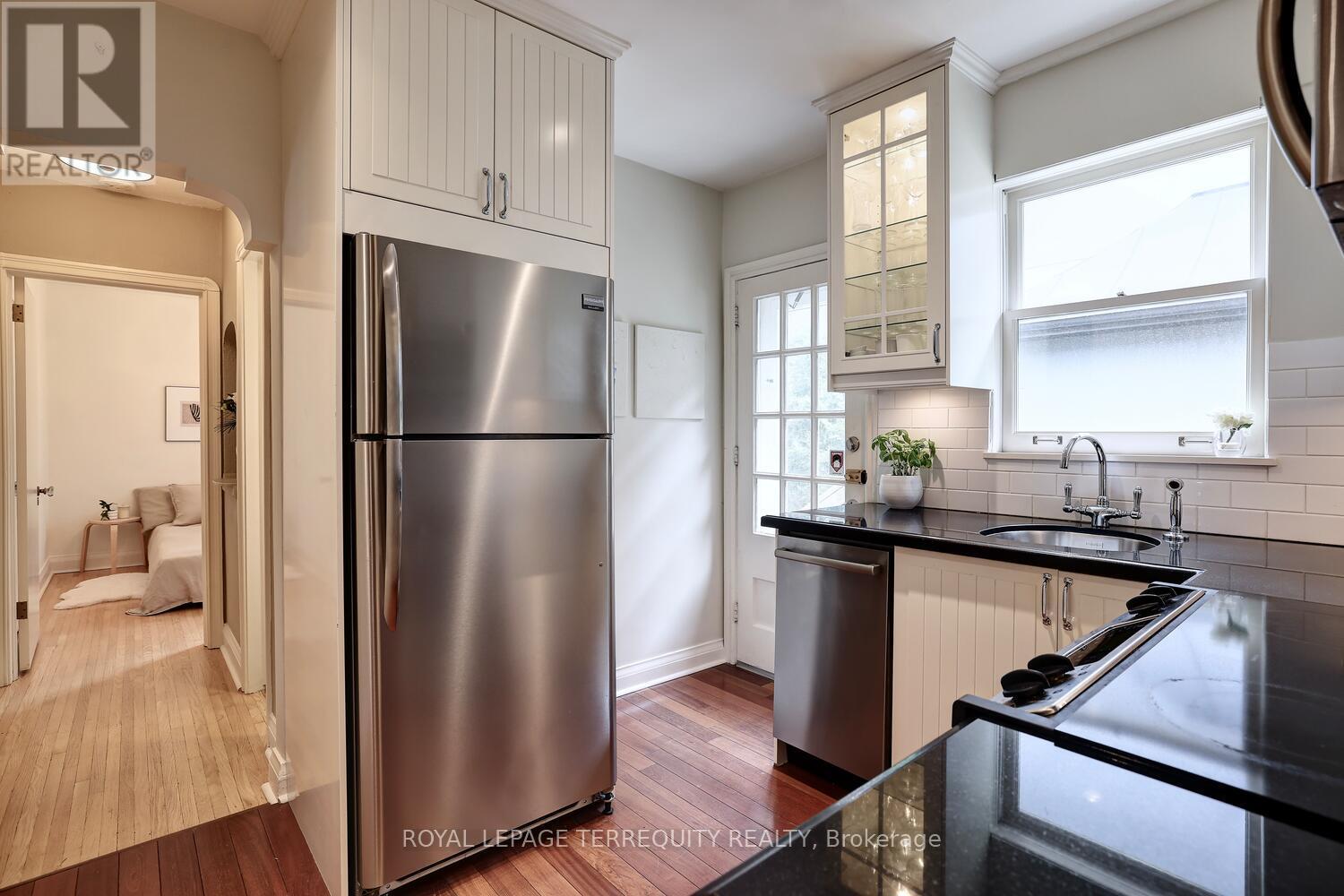 20 Elderidge Avenue, Toronto (Stonegate-Queensway), Ontario  M8Y 2C5 - Photo 14 - W12925110