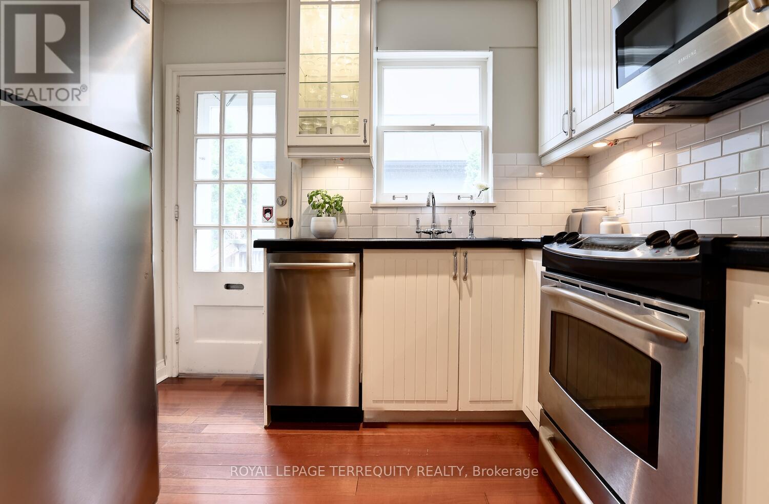 20 Elderidge Avenue, Toronto (Stonegate-Queensway), Ontario  M8Y 2C5 - Photo 15 - W12925110