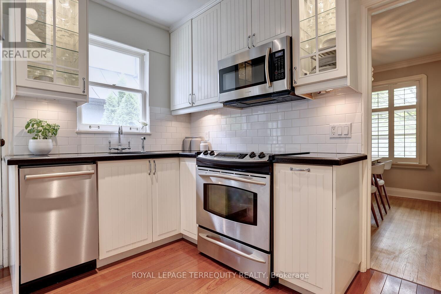 20 Elderidge Avenue, Toronto (Stonegate-Queensway), Ontario  M8Y 2C5 - Photo 16 - W12925110