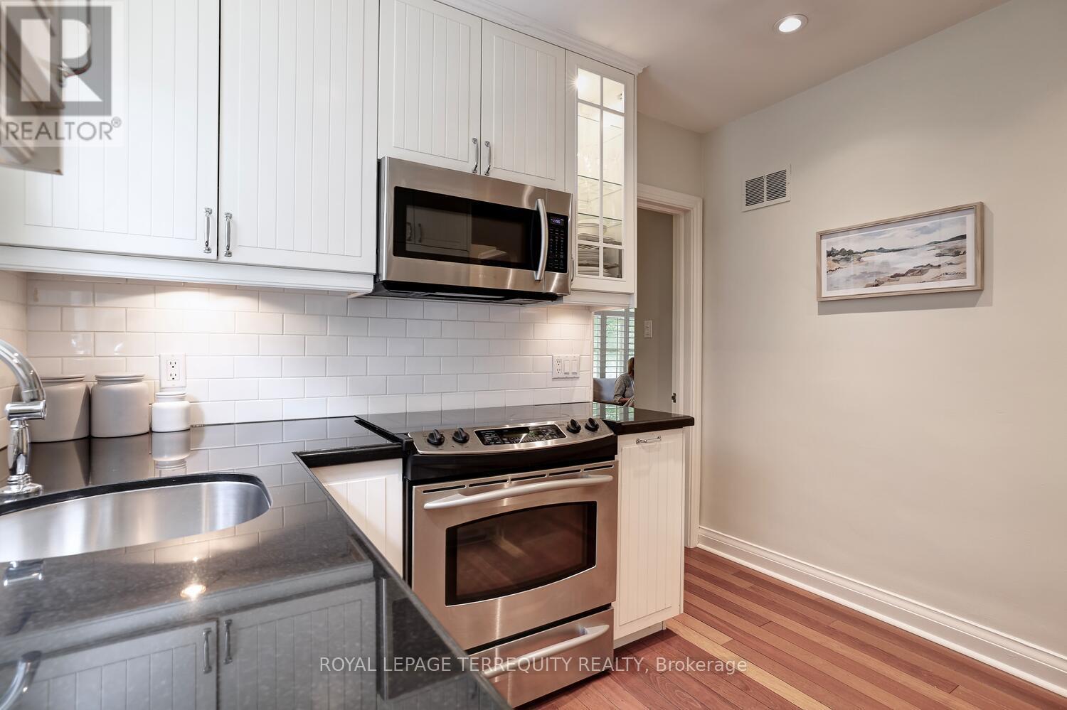 20 Elderidge Avenue, Toronto (Stonegate-Queensway), Ontario  M8Y 2C5 - Photo 17 - W12925110