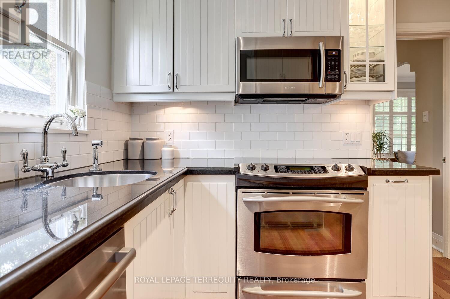 20 Elderidge Avenue, Toronto (Stonegate-Queensway), Ontario  M8Y 2C5 - Photo 18 - W12925110