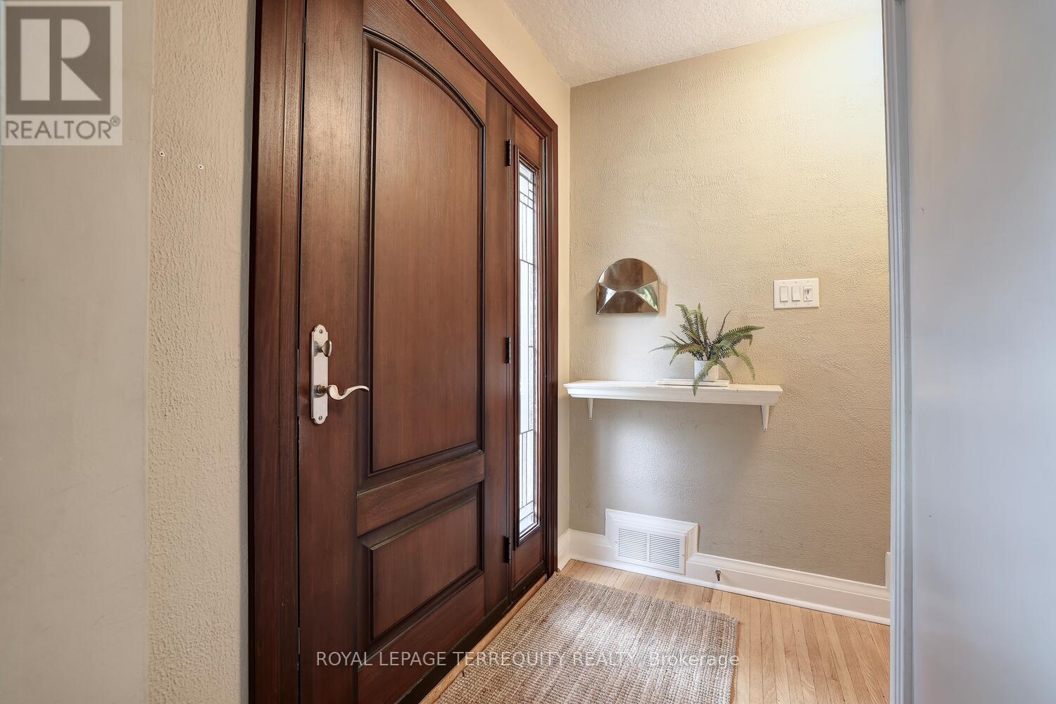 20 Elderidge Avenue, Toronto (Stonegate-Queensway), Ontario  M8Y 2C5 - Photo 2 - W12925110