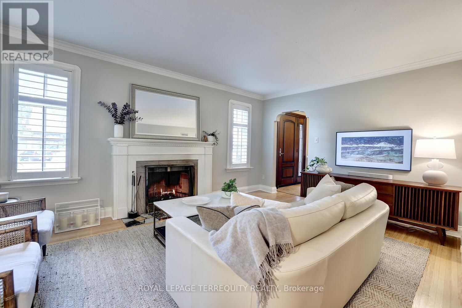 20 Elderidge Avenue, Toronto (Stonegate-Queensway), Ontario  M8Y 2C5 - Photo 3 - W12925110