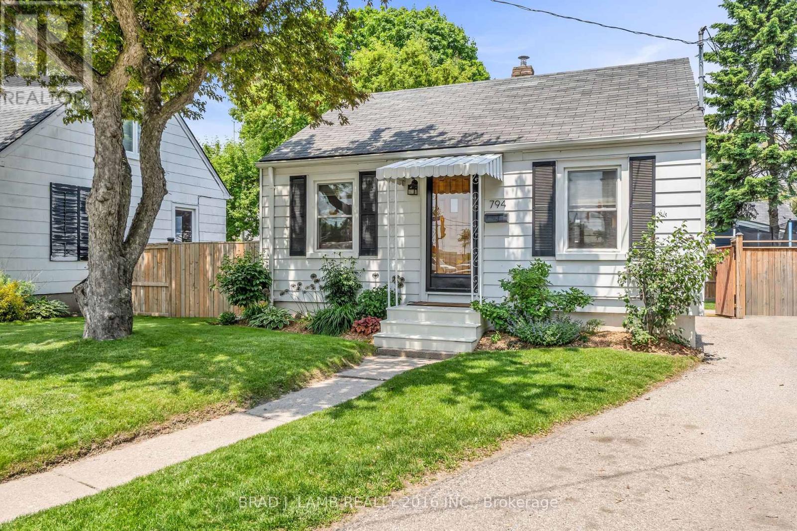 794 THE QUEENSWAY, Toronto, Ontario