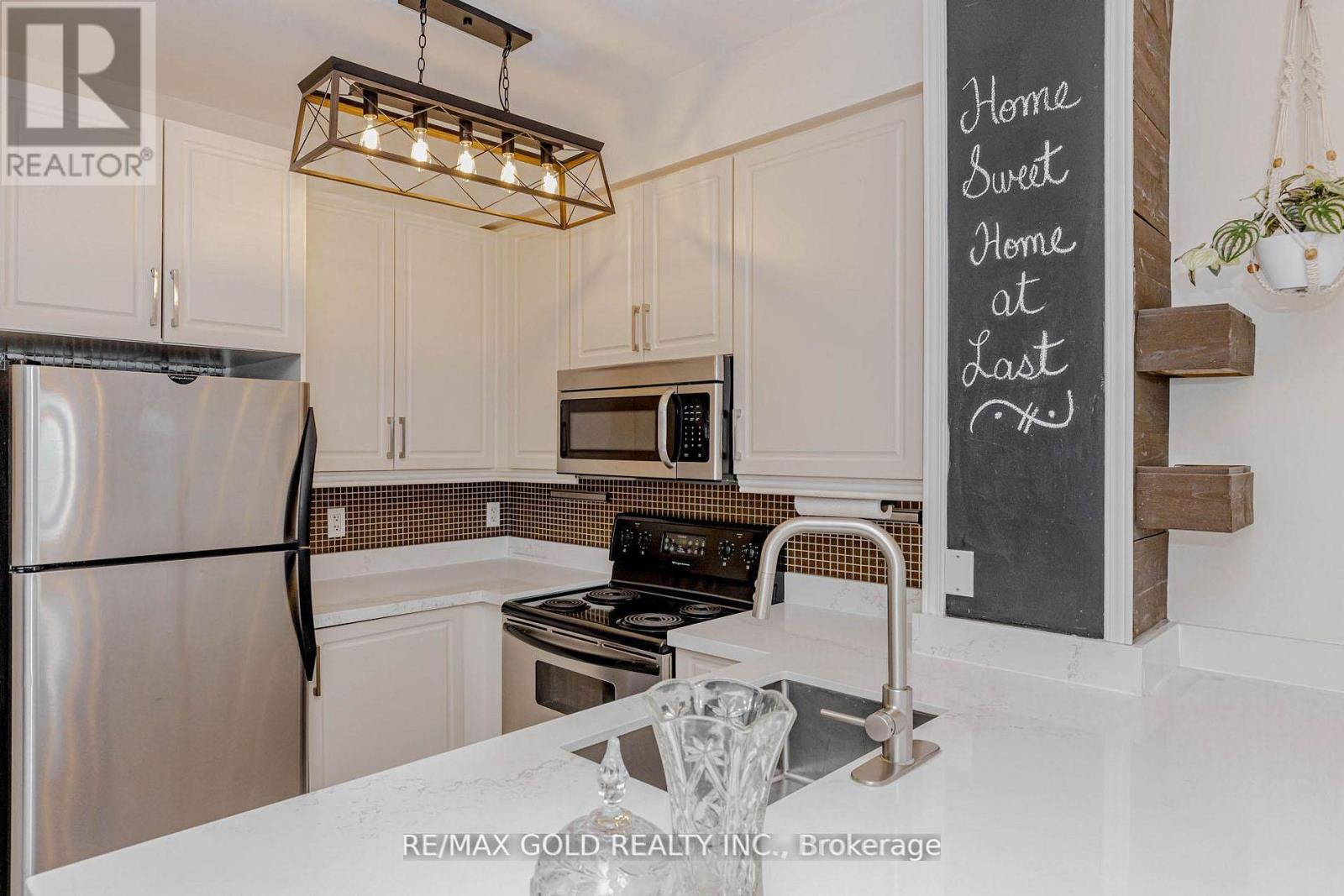 1106 - 220 Burnhamthorpe Road W, Mississauga, Ontario  L5B 4N4 - Photo 11 - W12925252