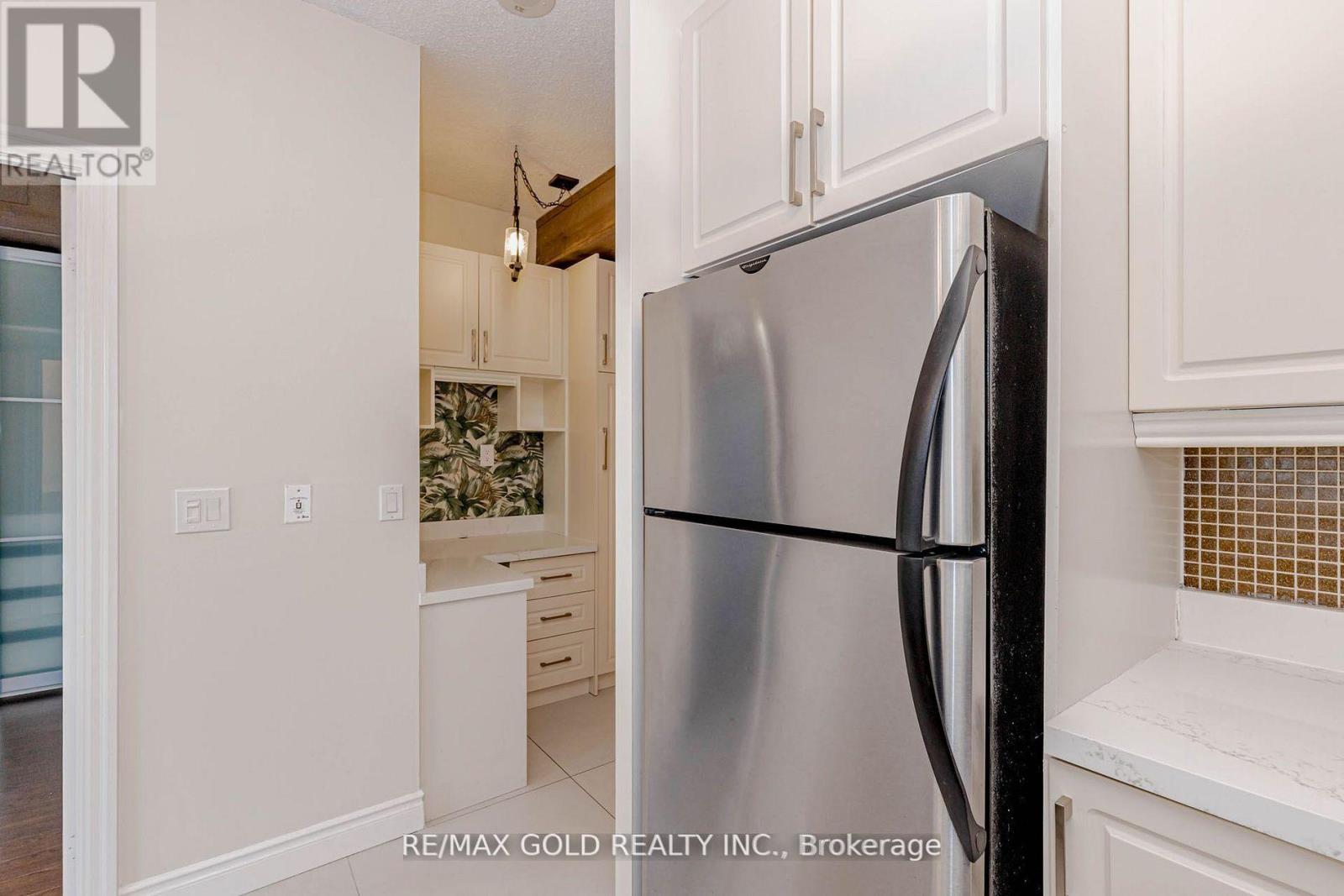 1106 - 220 Burnhamthorpe Road W, Mississauga, Ontario  L5B 4N4 - Photo 15 - W12925252