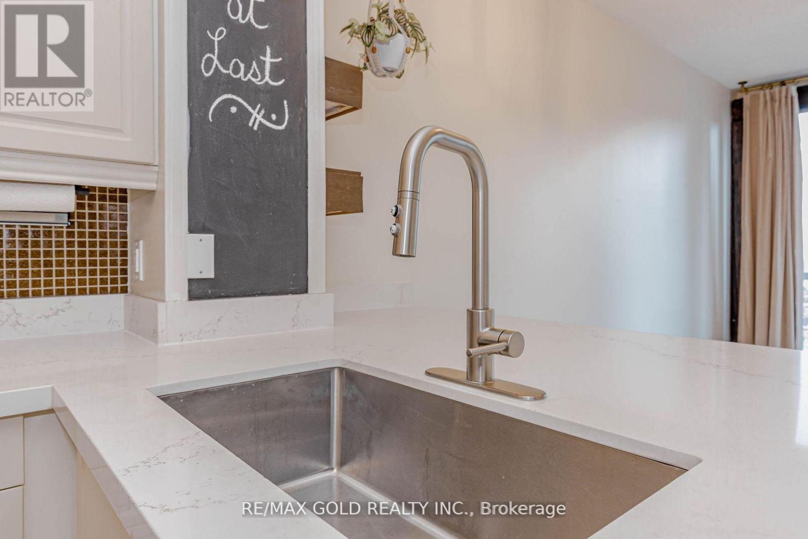 1106 - 220 Burnhamthorpe Road W, Mississauga, Ontario  L5B 4N4 - Photo 18 - W12925252