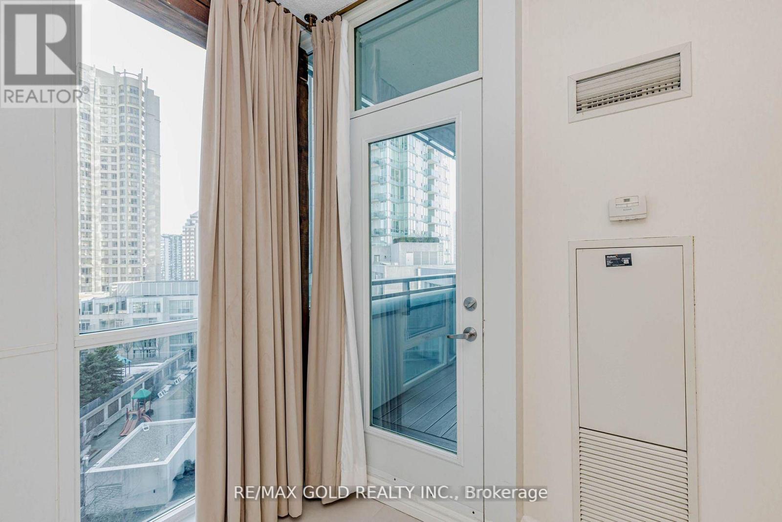 1106 - 220 Burnhamthorpe Road W, Mississauga, Ontario  L5B 4N4 - Photo 35 - W12925252