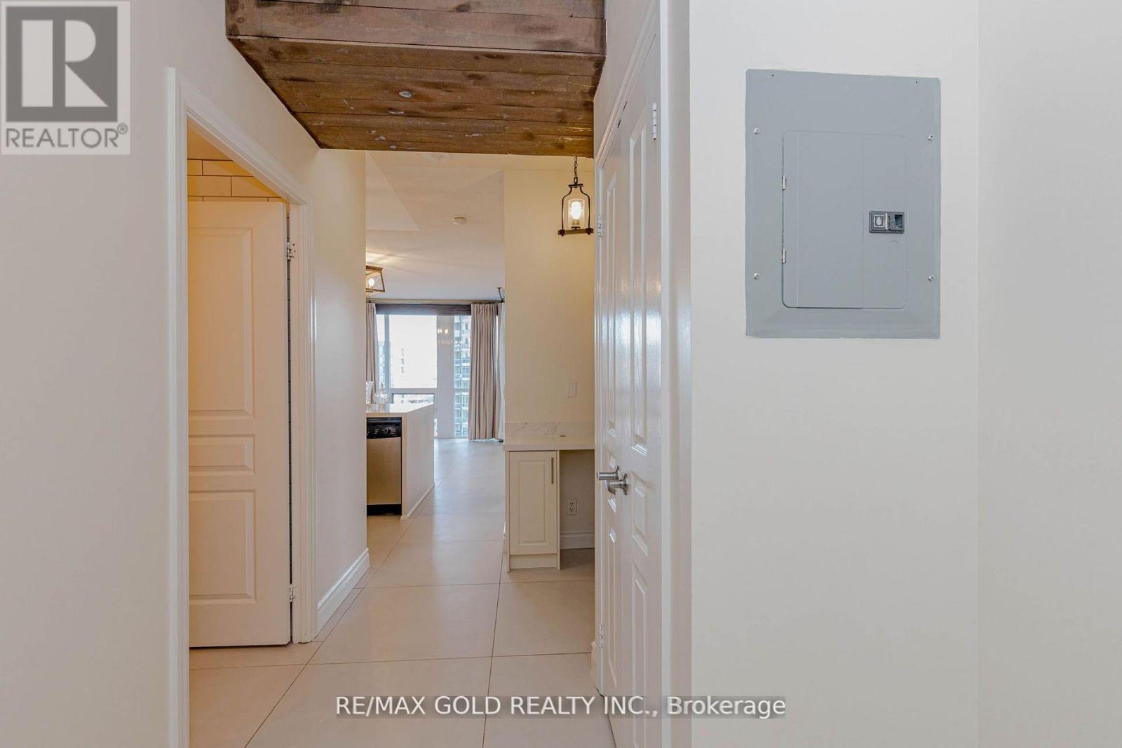 1106 - 220 Burnhamthorpe Road W, Mississauga, Ontario  L5B 4N4 - Photo 7 - W12925252