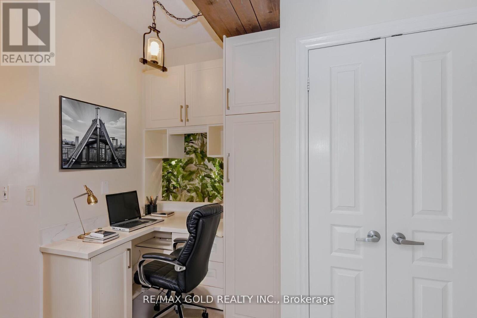 1106 - 220 Burnhamthorpe Road W, Mississauga, Ontario  L5B 4N4 - Photo 8 - W12925252