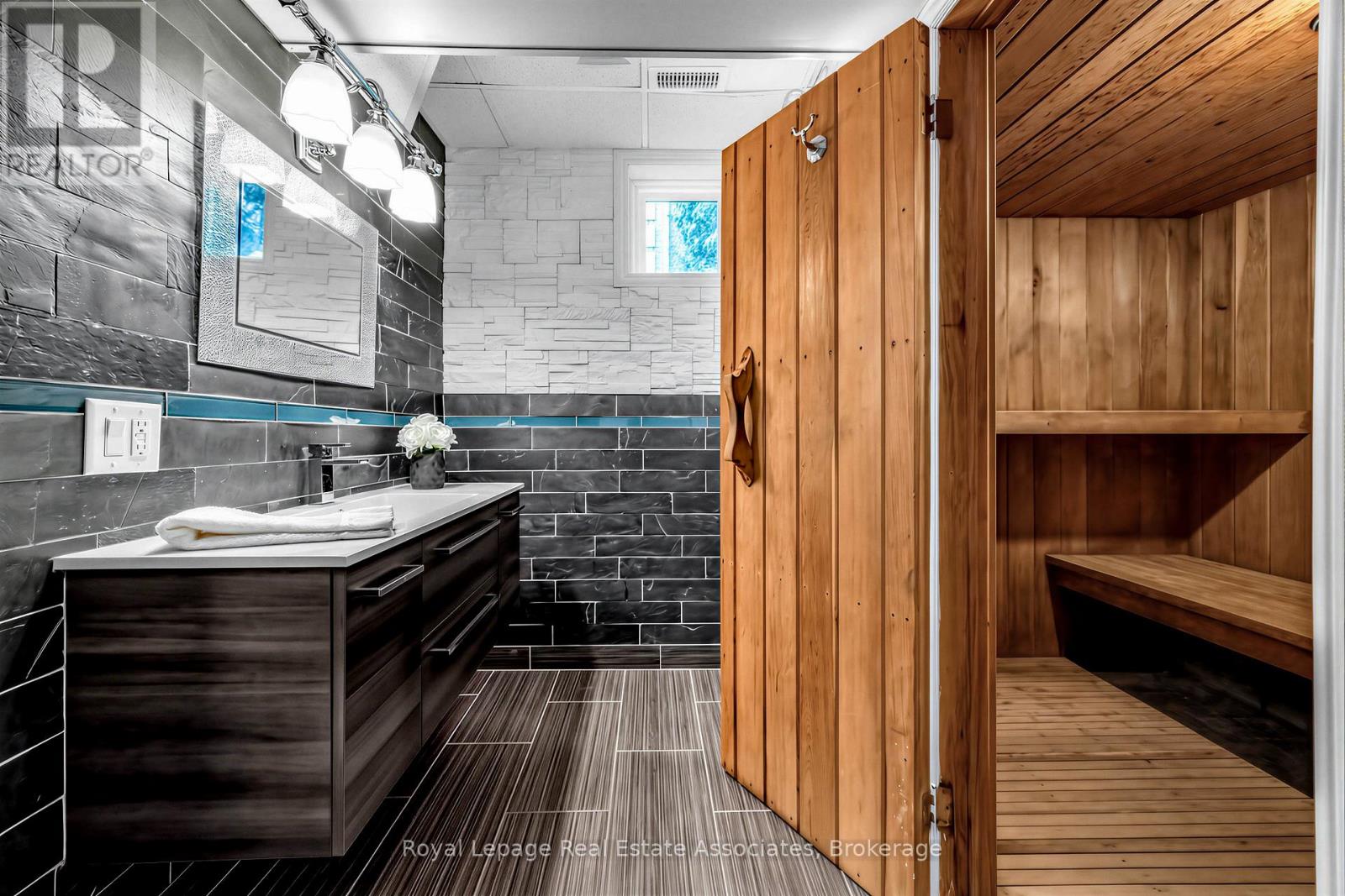 1593 Glenburnie Road, Mississauga, Ontario  L5G 3C9 - Photo 31 - W12925262