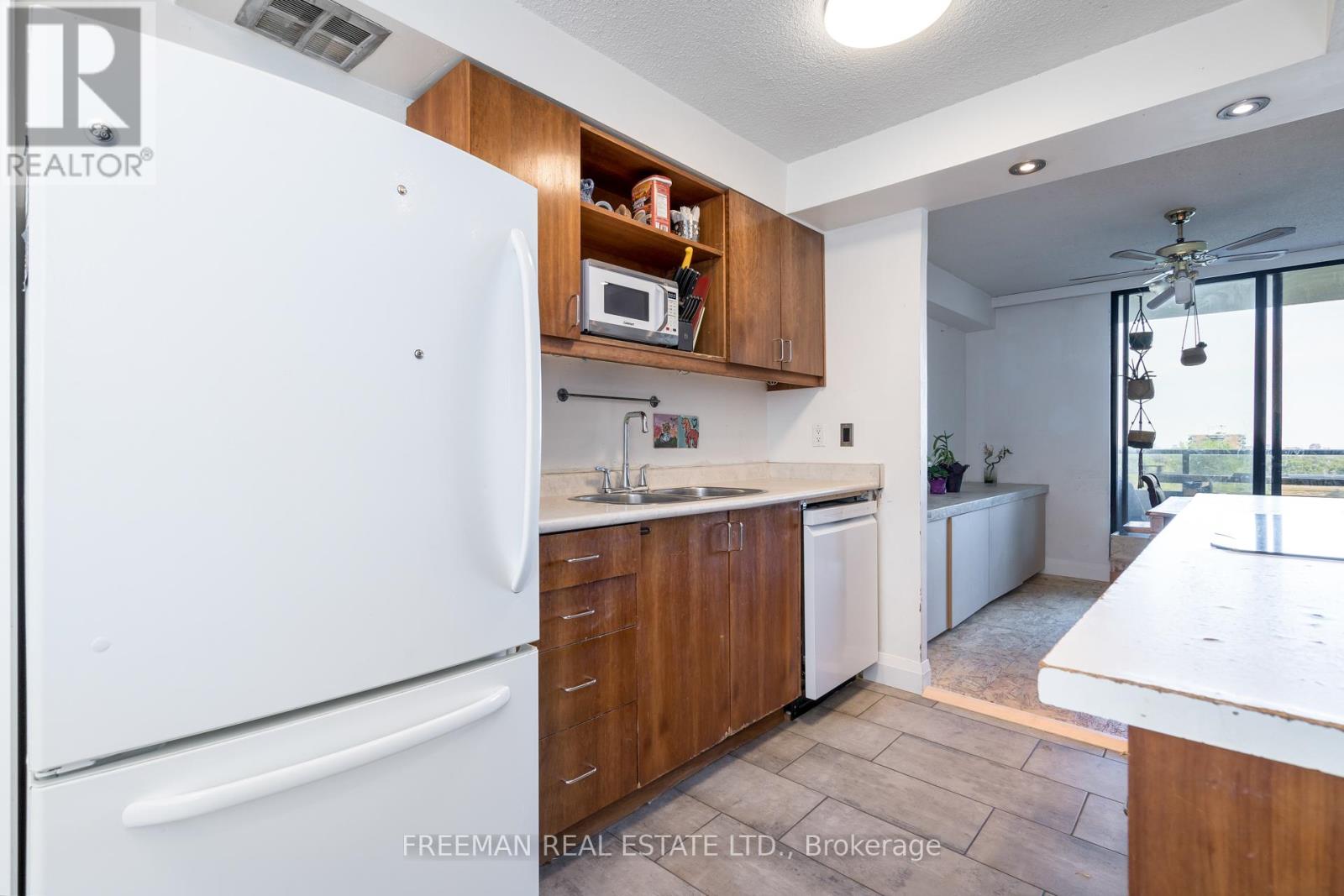 906 - 135 Marlee Avenue, Toronto, Ontario  M6B 4C6 - Photo 20 - W12925276