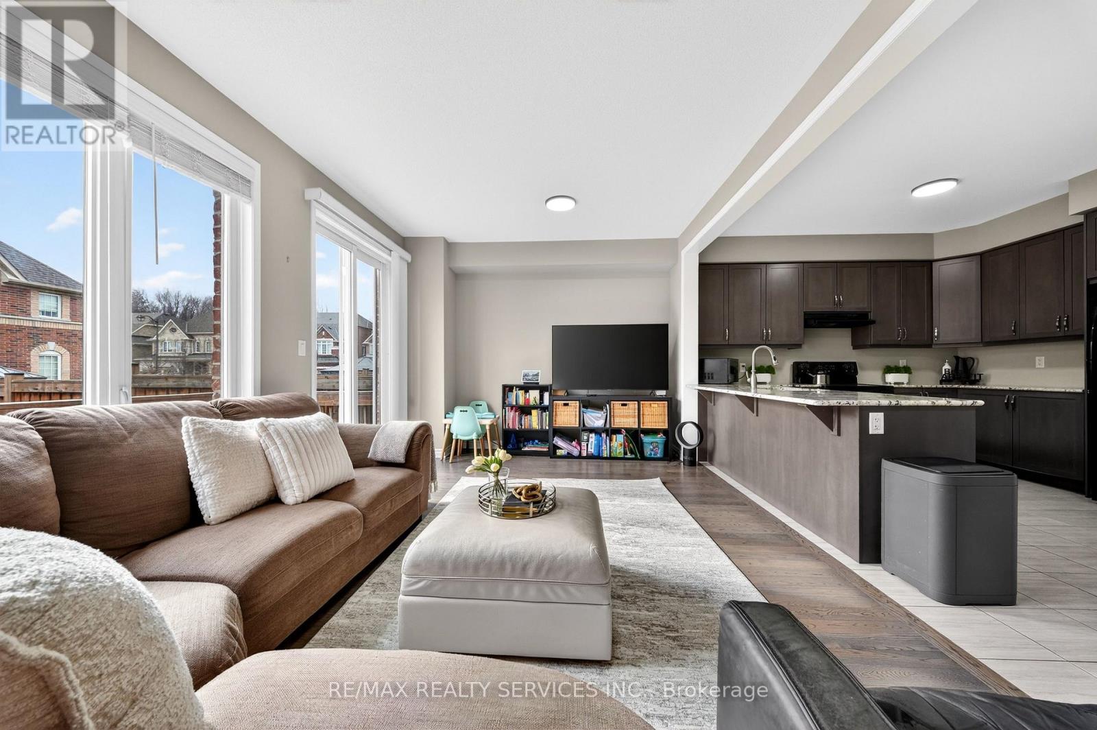 76 Phyllis Drive, Caledon, Ontario  L7C 4E2 - Photo 10 - W12925284