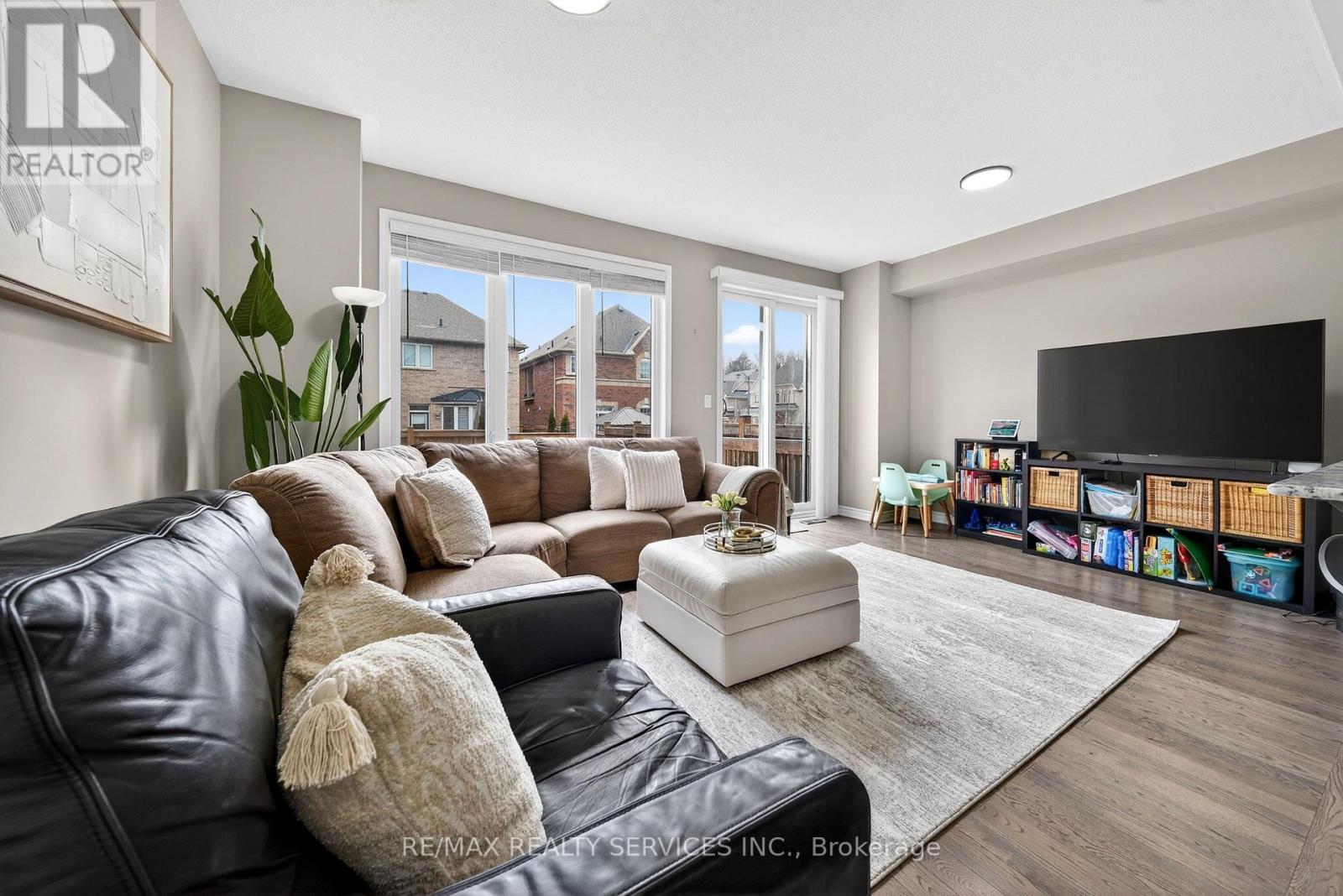 76 Phyllis Drive, Caledon, Ontario  L7C 4E2 - Photo 11 - W12925284