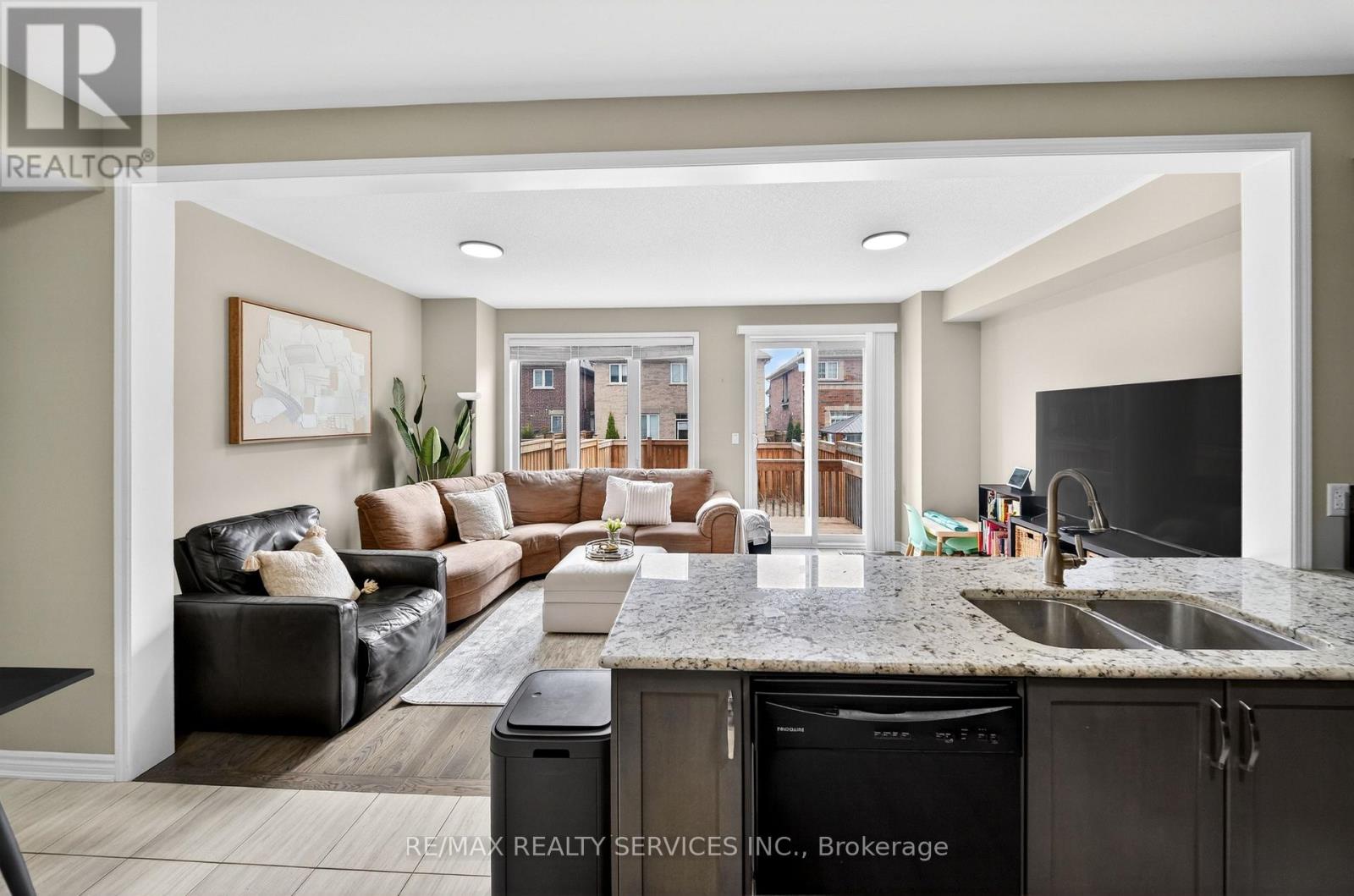 76 Phyllis Drive, Caledon, Ontario  L7C 4E2 - Photo 14 - W12925284