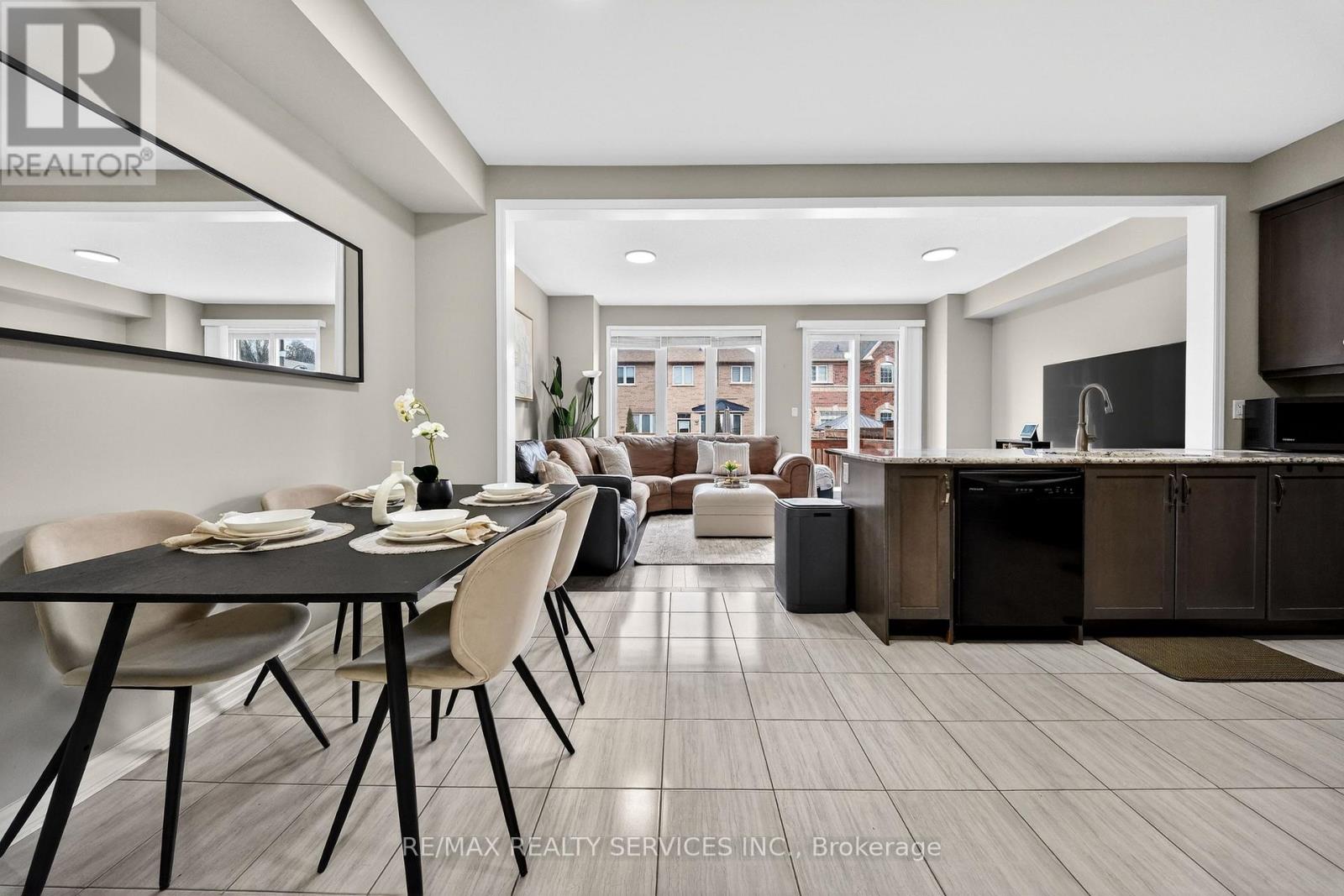 76 Phyllis Drive, Caledon, Ontario  L7C 4E2 - Photo 7 - W12925284