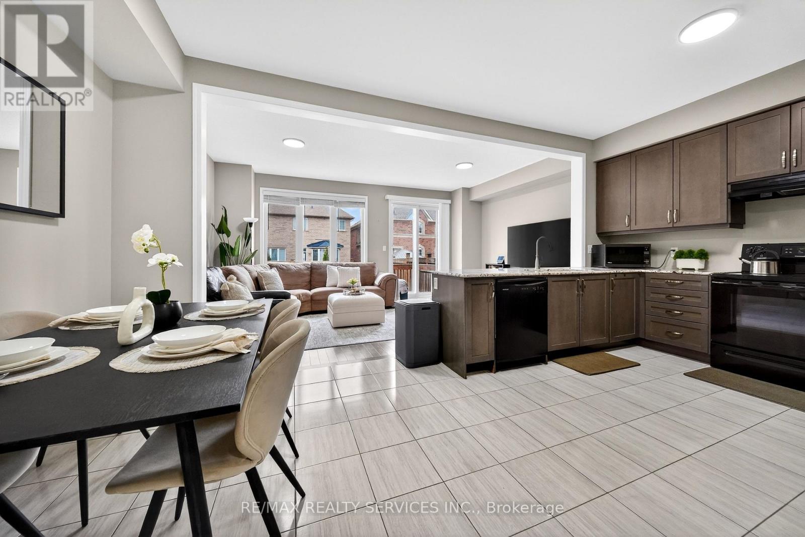 76 Phyllis Drive, Caledon, Ontario  L7C 4E2 - Photo 8 - W12925284