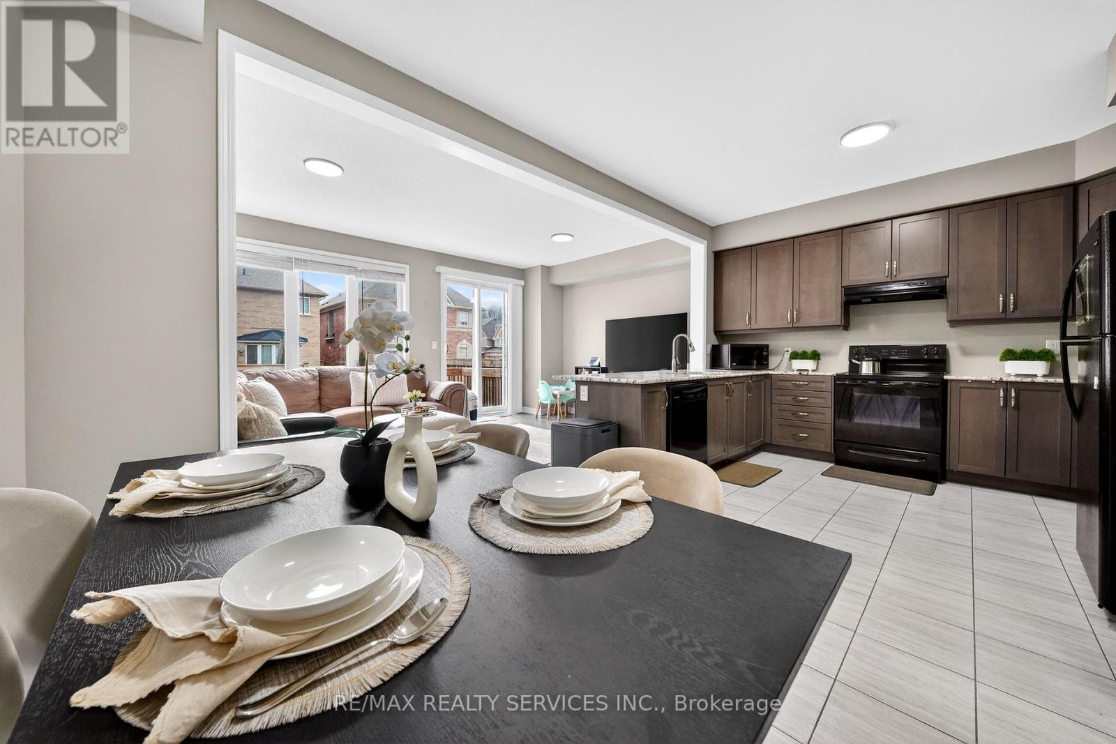 76 Phyllis Drive, Caledon, Ontario  L7C 4E2 - Photo 9 - W12925284