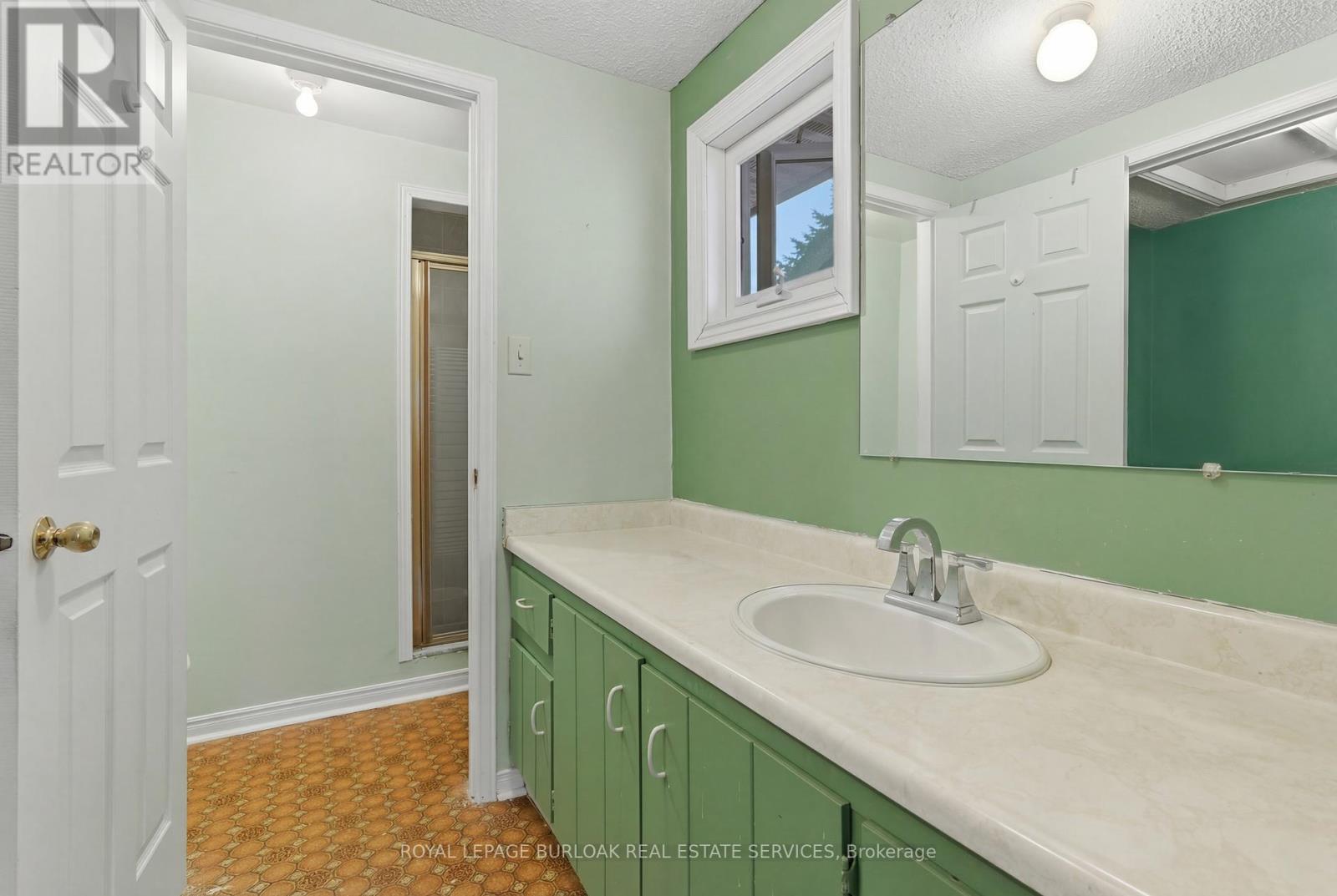 23 Garden Avenue, Brampton (Brampton West), Ontario  L6X 1M4 - Photo 15 - W12925350