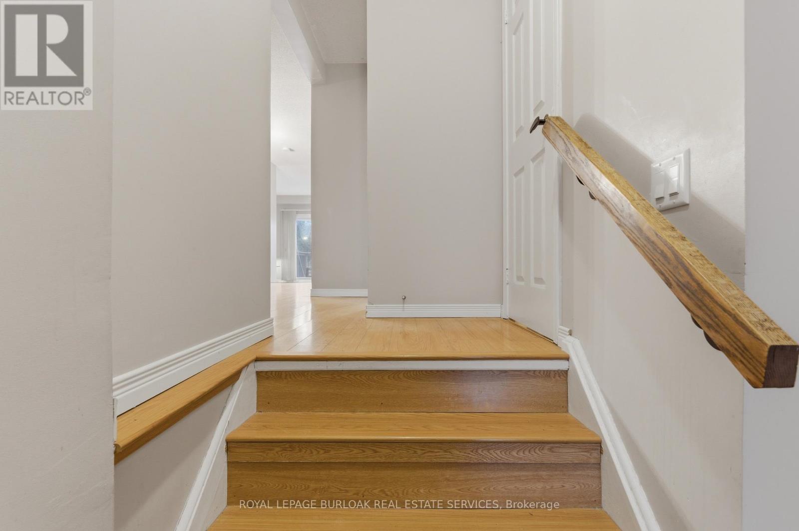 23 Garden Avenue, Brampton (Brampton West), Ontario  L6X 1M4 - Photo 3 - W12925350