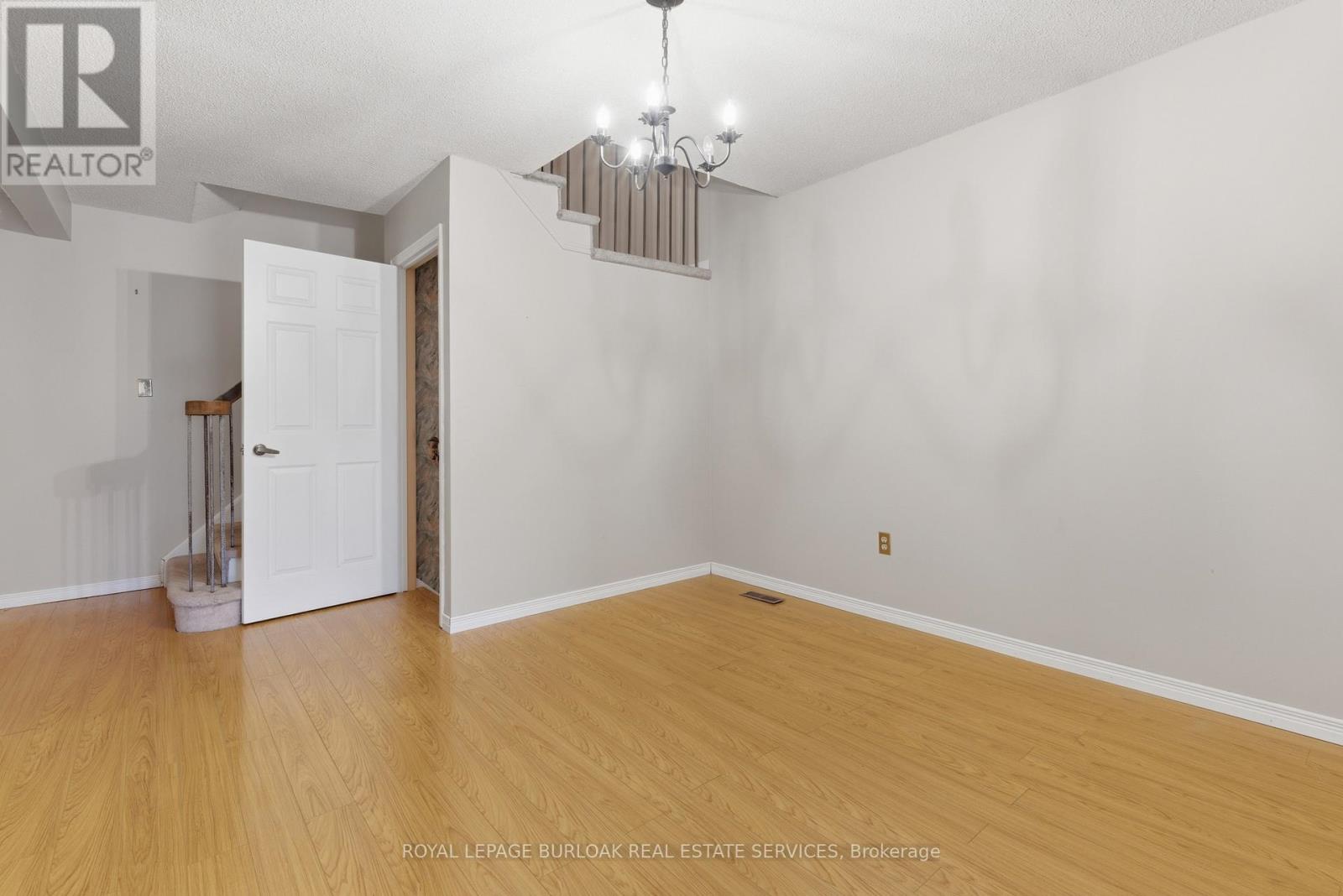 23 Garden Avenue, Brampton (Brampton West), Ontario  L6X 1M4 - Photo 5 - W12925350