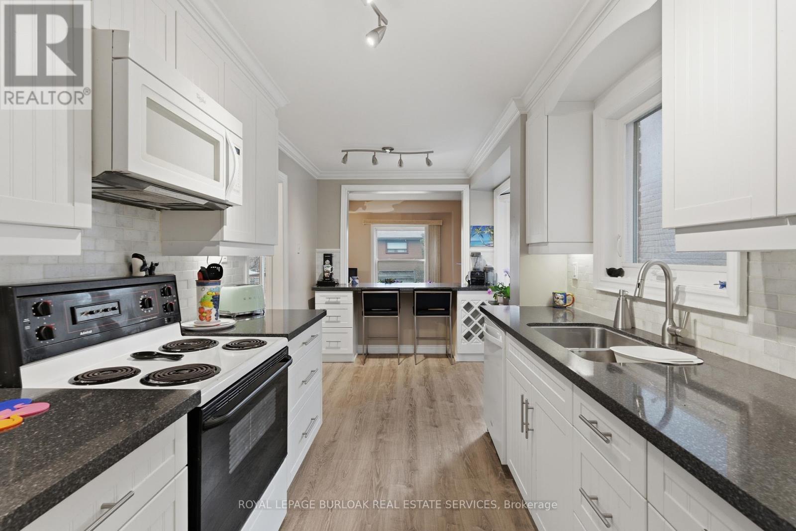 23 Garden Avenue, Brampton (Brampton West), Ontario  L6X 1M4 - Photo 7 - W12925350