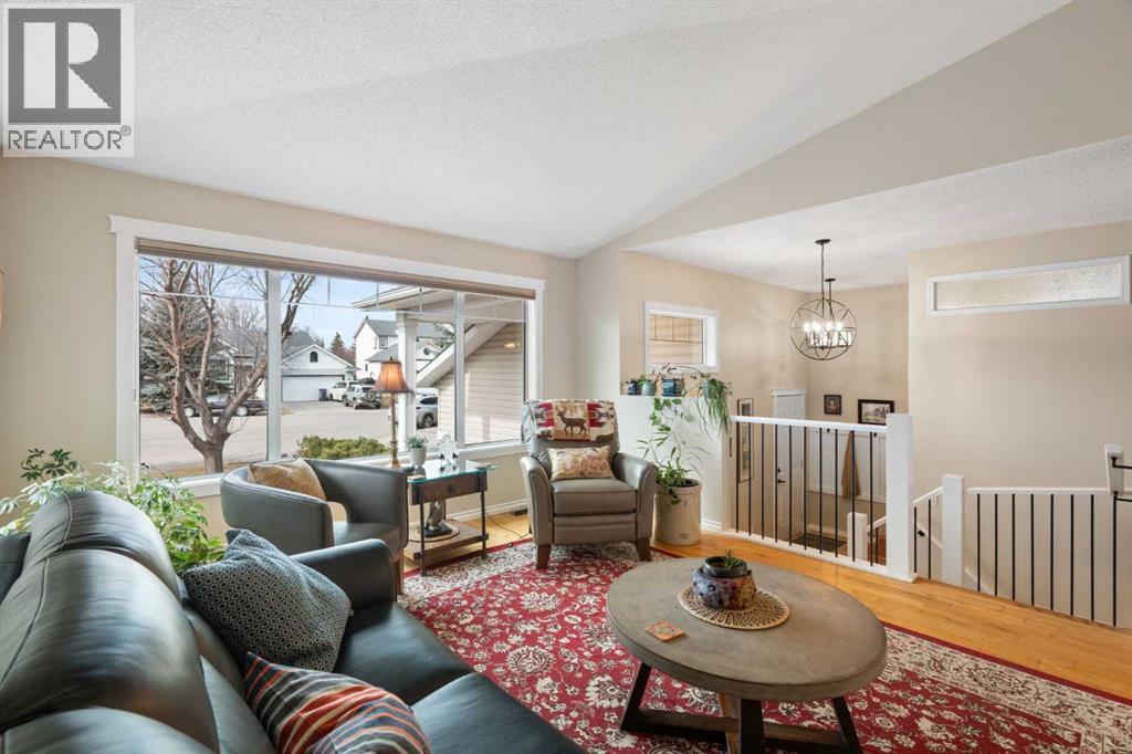 26 Bow Close, Cochrane, Alberta  T4C 1M9 - Photo 3 - A2289064