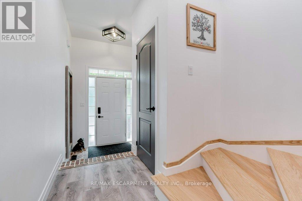 79 Browview Drive, Hamilton (Waterdown), Ontario  L8B 0R2 - Photo 5 - X12925370