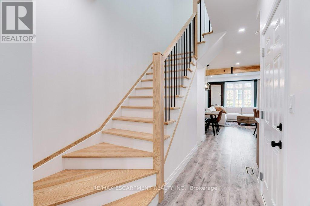 79 Browview Drive, Hamilton (Waterdown), Ontario  L8B 0R2 - Photo 6 - X12925370