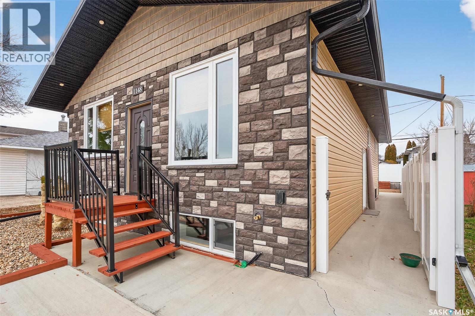 1148 Hochelaga Street W, Moose Jaw, Saskatchewan  S6J 2J2 - Photo 3 - SK024661