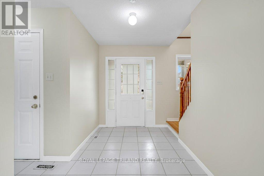 215 Rossmore Court, London South, Ontario  N6C 6B7 - Photo 2 - X12925356