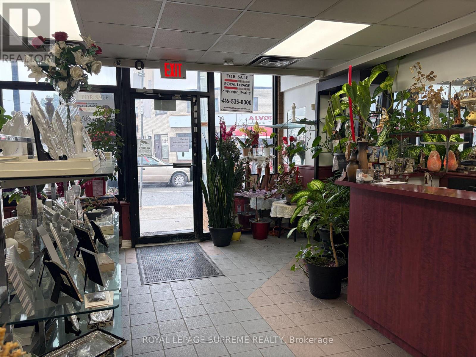 529 Rogers Road S, Toronto, Ontario  M6M 1B4 - Photo 4 - W12925206