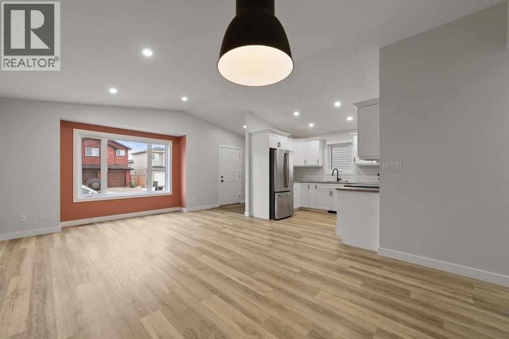 7006 49a Avenue, Camrose, Alberta  T4V 5C6 - Photo 3 - A2295403